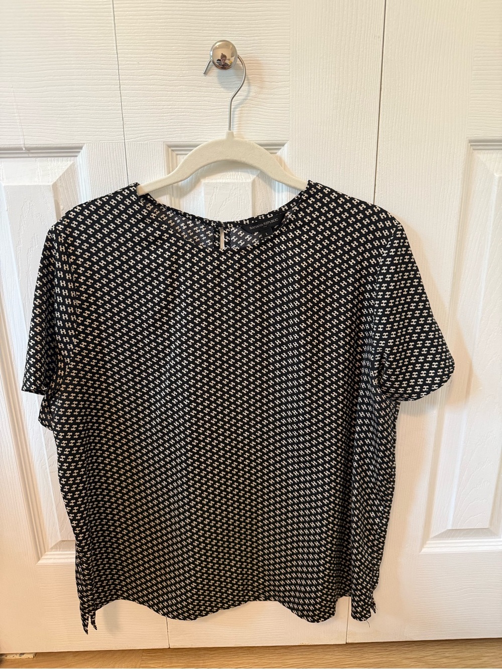 Banana Republic Printed Short Sleeve Blouse in Dark Navy